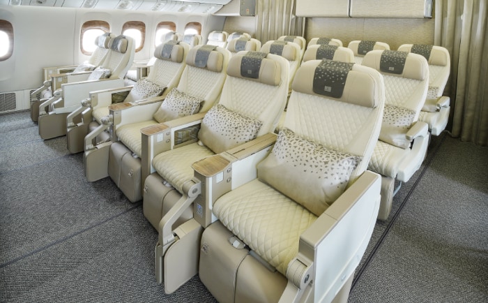 Cremefarbene Sitze in der Premium Economy Class. &copy; Emirates