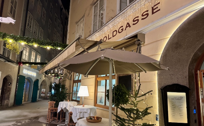 Das Hotel befindet sich in der charmanten Goldgasse. &copy; ReiseInsider