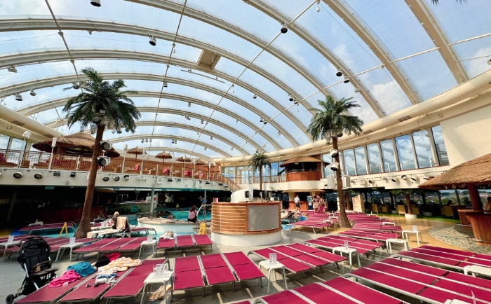 Der große überdachte Poolbereich. &copy; ReiseInsider