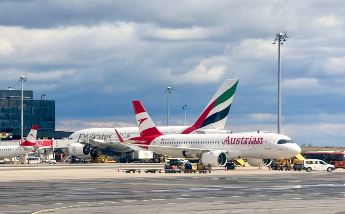 Flugzeuge von Austrian Airlines und Emirates am Vienna Airport. &copy; ReiseInsider