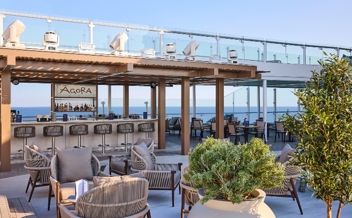 Die Agora Bar im Freien. &copy; TUI Cruises