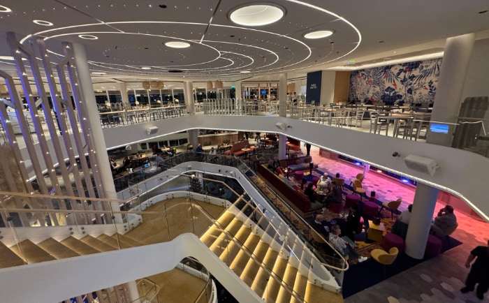 Der eindrucksvolle Lobby-Bereich der Mein Schiff Relax. &copy; ReiseInsider