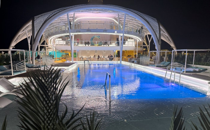 Das 25-Meter-Pool mit dem Marcoon-Dach. &copy; ReiseInsider