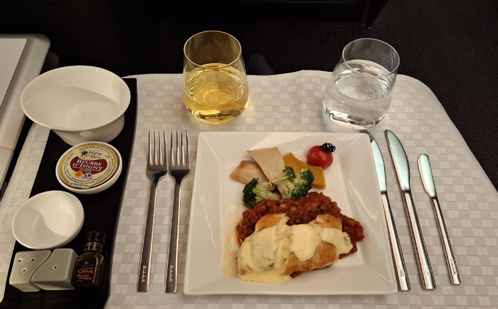 Beim späten Abendessen in der Business Class geht es elegant zu. &copy; Martin Dichler