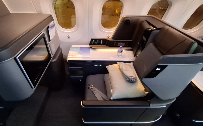 Bequeme Sitze in der Royal Laurel Business Class. &copy; Martin Dichler