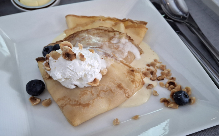 Haselnuss-Crepes zum Frühstück in der Business Class. &copy; Martin Dichler