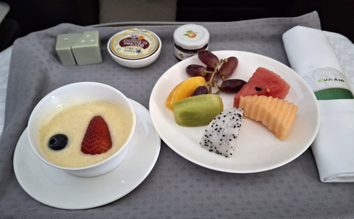 Teil 1 des Frühstücks in der Business Class. &copy; Martin Dichler