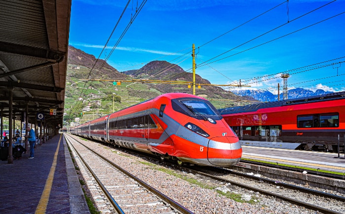Die 200 Meter langen Züge Frecciarossa-1000-Züge sind mit 462 Sitzplätzen in den vier Komfortklassen Executive, Business, Premium und Standard unterwegs. &copy; Deutsche Bahn AG / Dirk Wittmann