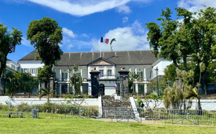 Das Gebäude der Prefecture in Saint-Denise. &copy; ReiseInsider