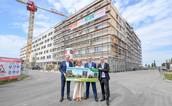 Herbert Pinzolits, Eigentümer und CEO der Mamma Group, Johanna Mikl-Leitner, Landeshauptfrau von Niederösterreich, Flughafen Wien-Vorstand Günther Ofner und Wolfgang Scheibenpflug, Geschäftsbereichsleiter Immobilien- und Standortmanagement der Flughafen Wien AG (v.l.n.r.). &copy; Flughafen Wien