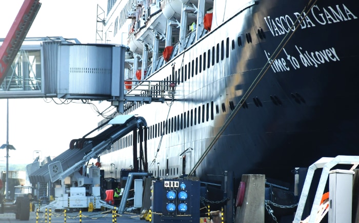 Landstromversorgung der Vasco da Gama in Kiel. &copy; Nicko Cruises
