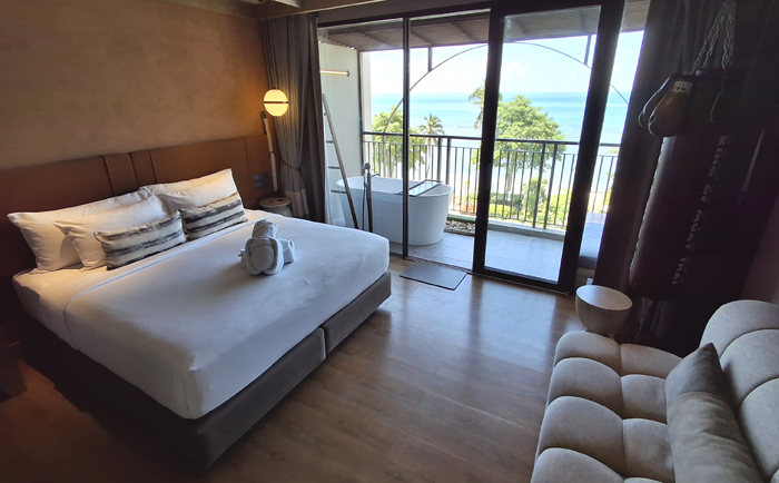 Großzügige Zimmer - inklusive Boxsack im Thai Fight Hotel. &copy; Martin Dichler
