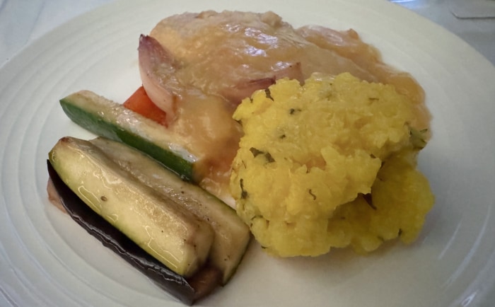 Rustikale Hauptspeise auf dem Flug von Wien nach Addis Abeba. &copy; 