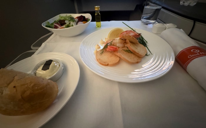 Vorspeise auf Tischtuch mit elegantem Porzellan und Stoffserviette. &copy; ReiseInsider