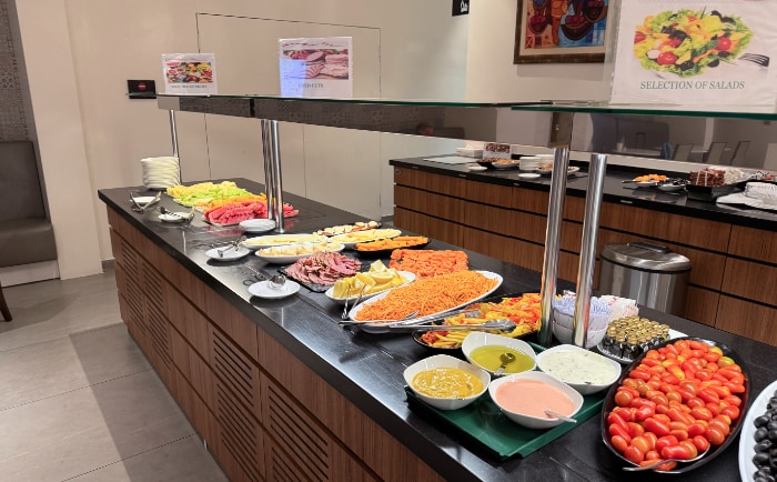 In der Cloud Nine Lounge in Adis Abeba gibt es mehrere Buffets und Bars. &copy; ReiseInsider