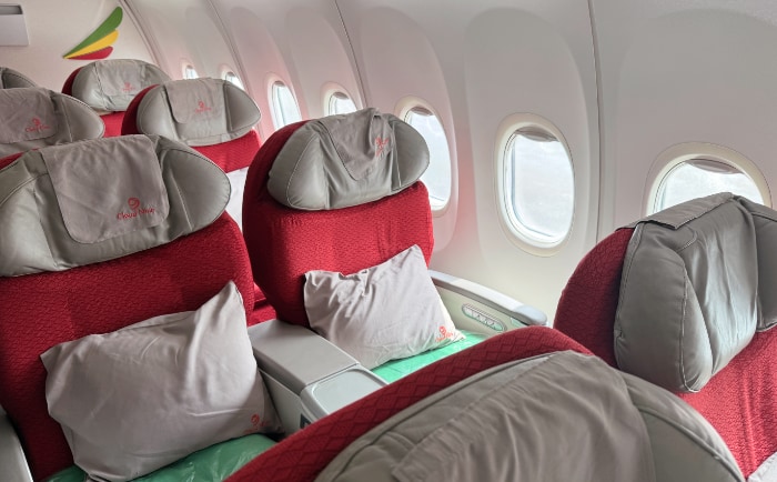 Abgetrennte Business Class in der Ethiopian Boeing 737. &copy; 