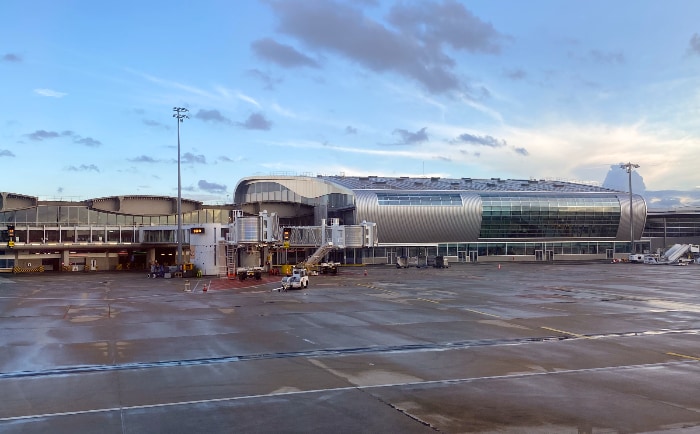 Air France befördert täglich bis zu 140.000 Passagiere, von denen fast die Hälfte über ihr
Drehkreuz Paris-Charles de Gaulle umsteigt. © ReiseInsider Air France befördert täglich bis zu 140.000 Passagiere, von denen fast die Hälfte über ihr
Drehkreuz Paris-Charles de Gaulle umsteigt. © ReiseInsider