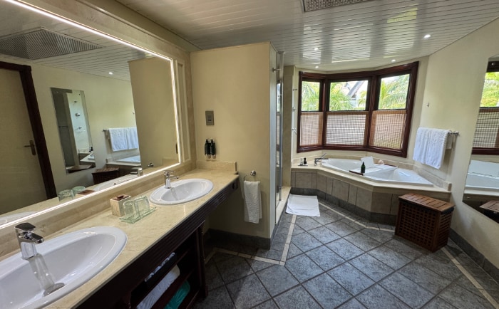 Großzügiges Badezimmer in der Junior Suite. &copy; ReiseInsider