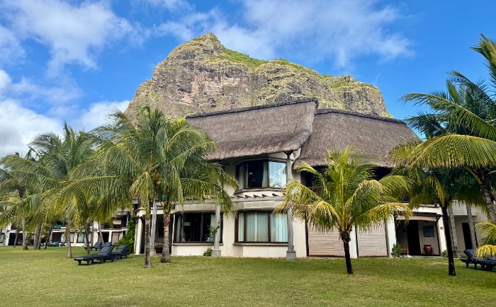 In solchen kleinen Häusern inmitten der großzügigen Gärten befinden sich die Junior Suiten. &copy; ReiseInsider