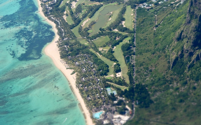 Das Dinarobin (unten) und das Schwesterhotel Paradis (oben) samt Golfplatz. &copy; ReiseInsider