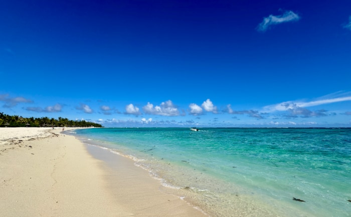 Der lange Strand, der sich über ein paar hundert Meter zwischen dem Dinarobin und dem Paradis erstreckt. &copy; ReiseInsider