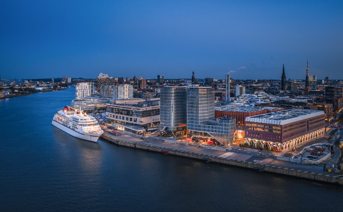 Die Europa von Hapag-Lloyd Cruises vor dem neuen Cruise Center HafenCity in Hamburg. © TUI Cruises Die Europa von Hapag-Lloyd Cruises vor dem neuen Cruise Center HafenCity in Hamburg. © TUI Cruises