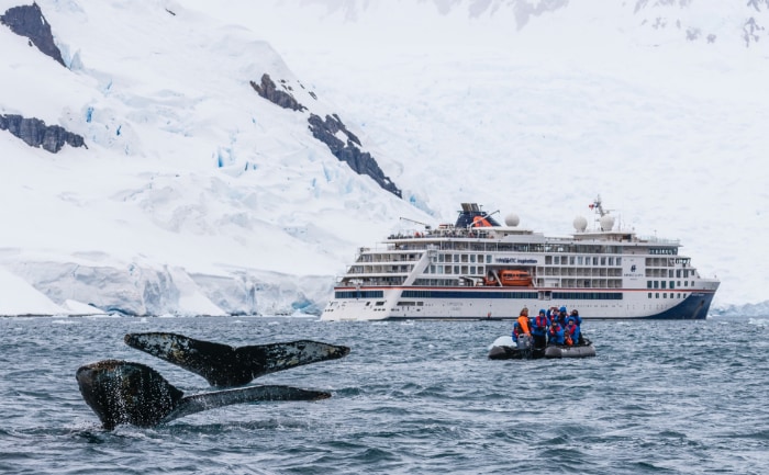 Die drei Expeditionsschiffe fühlen sich sowohl in den polaren Regionen als auch in warmen Gefilden zuhause. &copy; Hapag-Lloyd Cruises