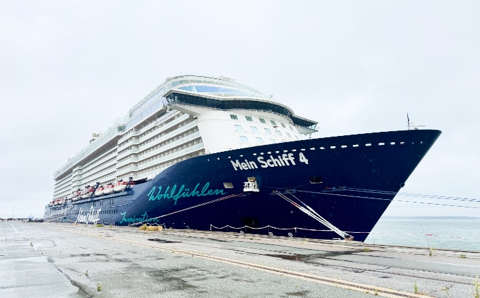 Die Mein Schiff 4 zeigt sich in klassischem Schiffsdesign. &copy; ReiseInsider