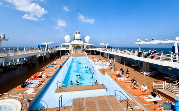 Die Mein-Schiff-Flotte ist für die 25 Meter langen Pools bekannt. &copy; ReiseInsider