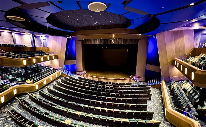 Das große Theater im Bug des Schiffes erstreckt sich über drei Decks. &copy; ReiseInsider