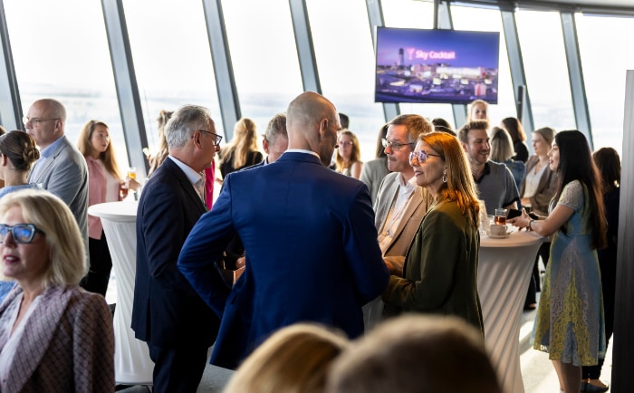 Über 60 geladene Gäste informierten sich am Airport-Tower zum vielfältigen Werbeportfolio des Flughafen Wien. &copy; Flughafen Wien