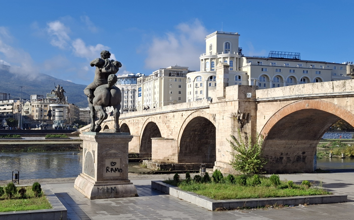 Die Steinbrücke mit der Statue von Alexander dem Großen. © Martin Dichler Die Steinbrücke mit der Statue von Alexander dem Großen. © Martin Dichler