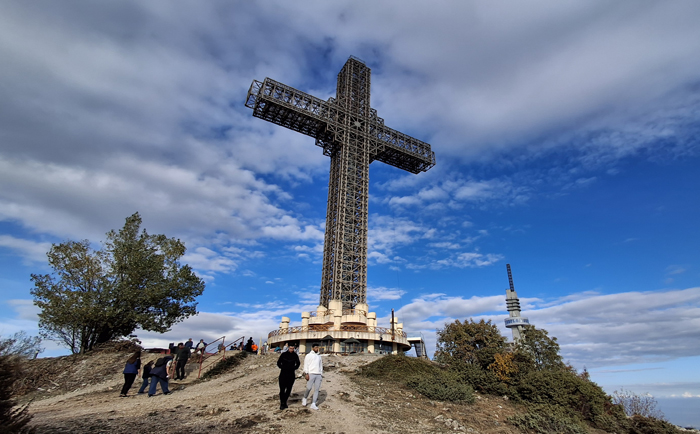 Das Millenniums Kreuz hoch über der Stadt am Berg Vodno. © Martin Dichler Das Millenniums Kreuz hoch über der Stadt am Berg Vodno. © Martin Dichler