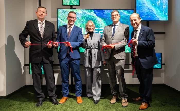 Günther Zangerle (Ruefa Filialleitung), Hannes Ehebruster-Pils (Ruefa Vertriebsleitung), Birgit Wallner (Verkehrsbüro Vorständin), Michele Fanton (Ruefa Geschäftsführung) und Jochen Wolfsegger (Ruefa Area Manager, v.l.n.r.) &copy; Ruefa/APA/Greindl