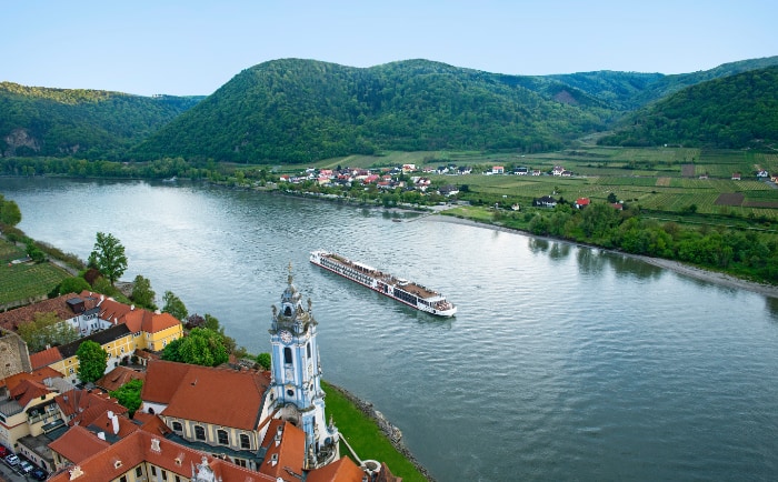 Ein "Longship" von Viking bei Dürnstein. &copy; Viking Cruises