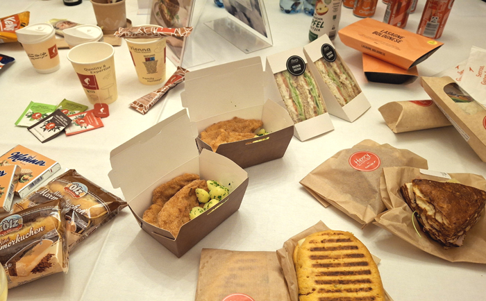 Schnitzel, Laugeneck & Co als Buy-on-Board bei Austrian. &copy; Martin Dichler