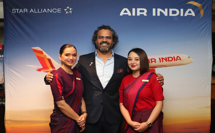 Air India Area Manager Sachim Verma mit Flugbegleiterinnen. © Martin Dichler Air India Area Manager Sachim Verma mit Flugbegleiterinnen. © Martin Dichler