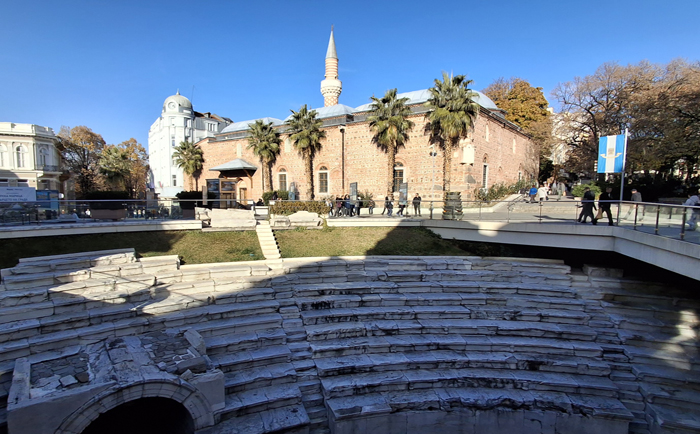 Mitten in der Fußgängerzone: Die Djumaya Moschee und das römische Stadion. &copy; Martin Dichler