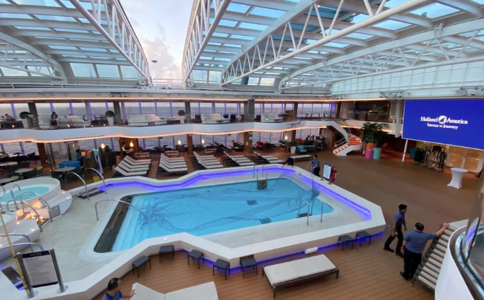 Das Lido Pool kann - dank Glasdach - auch bei kühlerem Wetter genutzt werden. &copy; Brigitte Jafarmadar