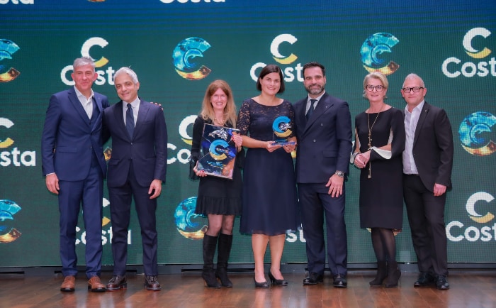"Over the top" Gewinner Eurotours International, vertreten durch Alexandra Berger (mittig neben Luigi Stefanelli) und Maren Dose (links). Ebenfalls am Bild sind Ulrike Soukop, General Manager Austria & Switzerland von Costa Kreuzfahrten, und Bernhard Bohn, Sales Director Austria von Costa Kreuzfahrten. &copy; Costa Kreuzfahrten