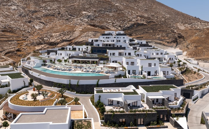 Ein spannendes neues Resort auf der Trauminsel Santorini: Sandblu Santorini. © 2025 Hilton Ein spannendes neues Resort auf der Trauminsel Santorini: Sandblu Santorini. © 2025 Hilton
