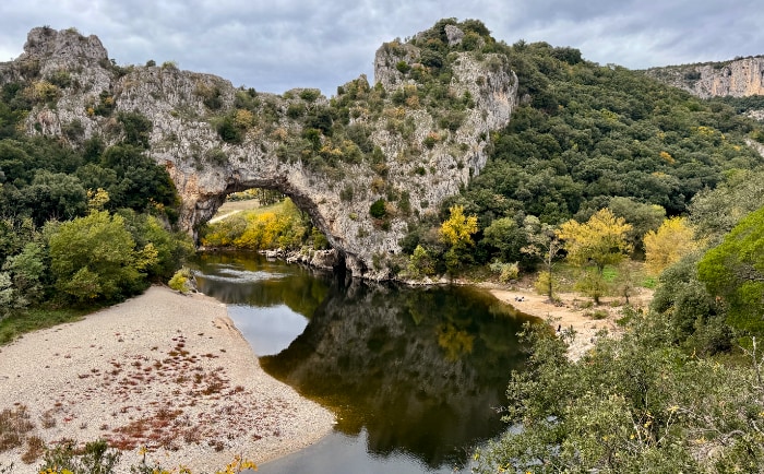 Eines der Highlights der Reise war ein Besuch der berühmten Ardeche-Schlucht mit dem Pont d'Arc. © ReiseInsider Eines der Highlights der Reise war ein Besuch der berühmten Ardeche-Schlucht mit dem Pont d'Arc. © ReiseInsider