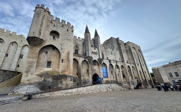 Der mächtige Papstpalast von Avignon wurde im 14. Jahrhundert erbaut. © ReiseInsider Der mächtige Papstpalast von Avignon wurde im 14. Jahrhundert erbaut. © ReiseInsider