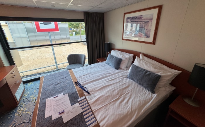 Zwei-Bett-Deluxe-Kabine im Oberdeck mit absenkbarem Panoramafenster. © ReiseInsider Zwei-Bett-Deluxe-Kabine im Oberdeck mit absenkbarem Panoramafenster. © ReiseInsider