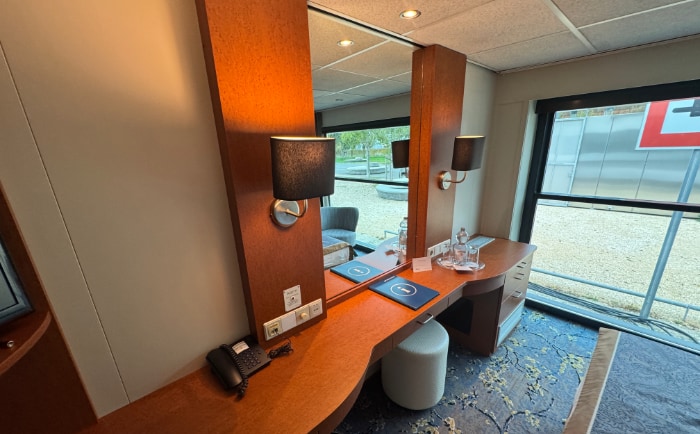 Auch ein Schreibtisch mit Spiegel sowie "Fake-Laden" (siehe Artikel) gehören zum Inventar. © ReiseInsider Auch ein Schreibtisch mit Spiegel sowie "Fake-Laden" (siehe Artikel) gehören zum Inventar. © ReiseInsider