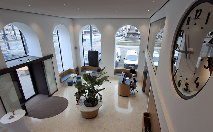 Die neu designte Columbus-Zentrale mit überdimensionaler Uhr. © Martin Dichler Die neu designte Columbus-Zentrale mit überdimensionaler Uhr. © Martin Dichler