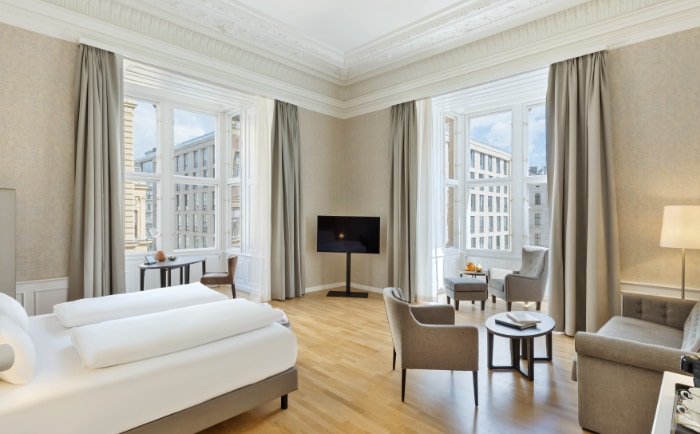 Klassisch-modern eingerichtete Junior-Suite. © VERKEHRSBUERO HOSPITALITY Klassisch-modern eingerichtete Junior-Suite. © VERKEHRSBUERO HOSPITALITY