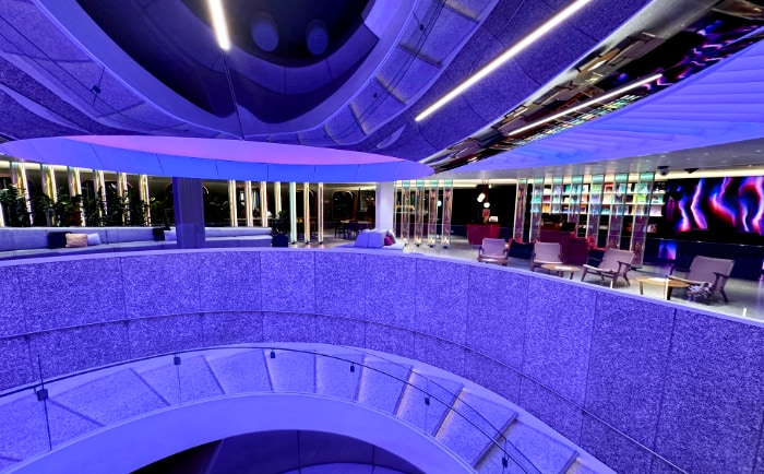 Sehr elegantes Atrium der Scarlet Lady. &copy; ReiseInsider