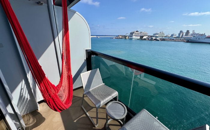 Zum entspannten Abhängen gibt es auf den Balkonen rote Hängematten. &copy; ReiseInsider