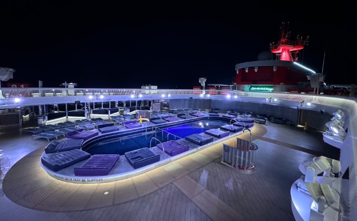 Der nicht allzu große Poolbereich bei Nacht. &copy; ReiseInsider